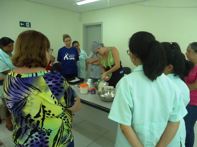 Nutricionista no processo de produção do bolo com farinha de arroz Nutricionista no processo de produção do bolo com farinha de arroz